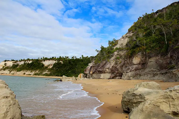 Vista do mar entre as pedras da Praia do Espelho (Foto: Esse Mundo é Nosso)