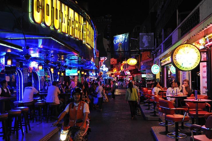 Soi Cowboy em Bangkok (Foto via Shutterstock)