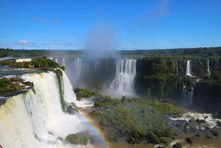 Vista das Cataratas do Iguaçu do lado brasileiro do parque (Foto: Esse Mundo é Nosso)