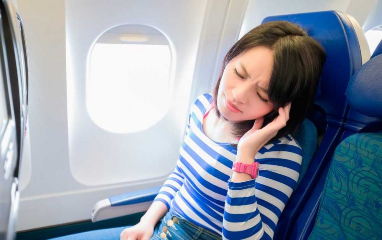 Passar mal no avião (Foto: via Shutterstock)