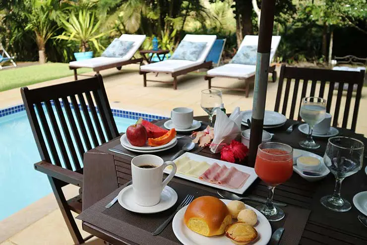 Café da manhã ao redor da piscina da Mata N'Ativa (Foto: Esse Mundo é Nosso)