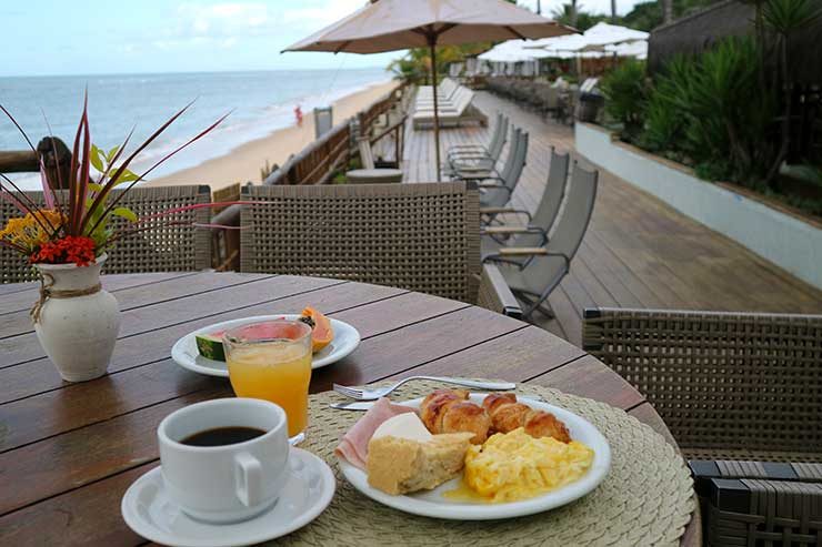Mesa com café da manhã em Arraial d'Ajuda, de frente pra praia