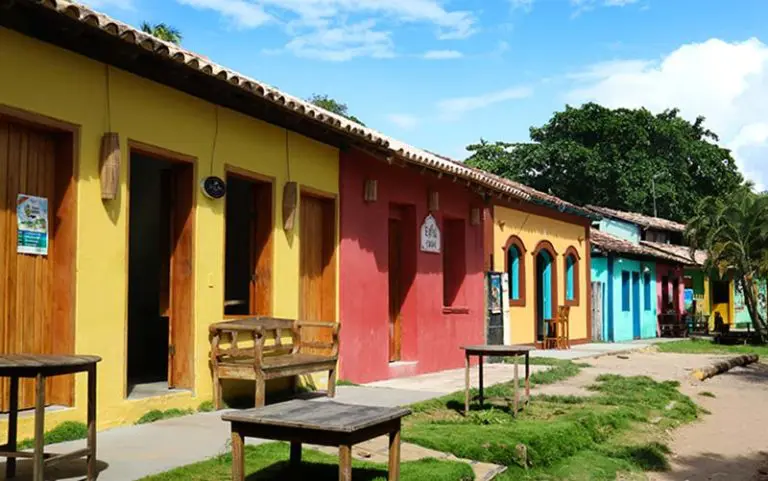 Casas coloridas no centro de Caraíva (Foto: Esse Mundo é Nosso)