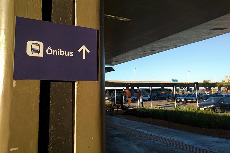 Placa de sinalização do ponto de embarque do Conexão Aeroporto