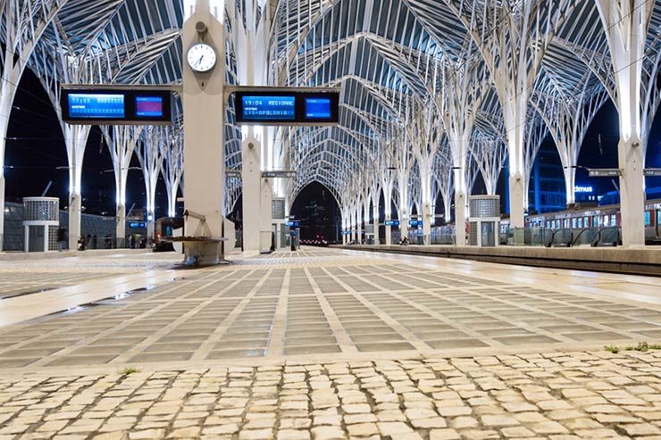 Viajar de trem em Portugal: Estação Oriente em Lisboa (Foto via Shutterstock)