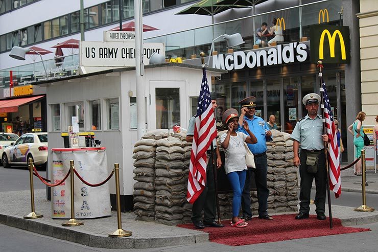 Onde ver o Muro de Berlim - Checkpoint Charlie (Foto: Esse Mundo É Nosso)