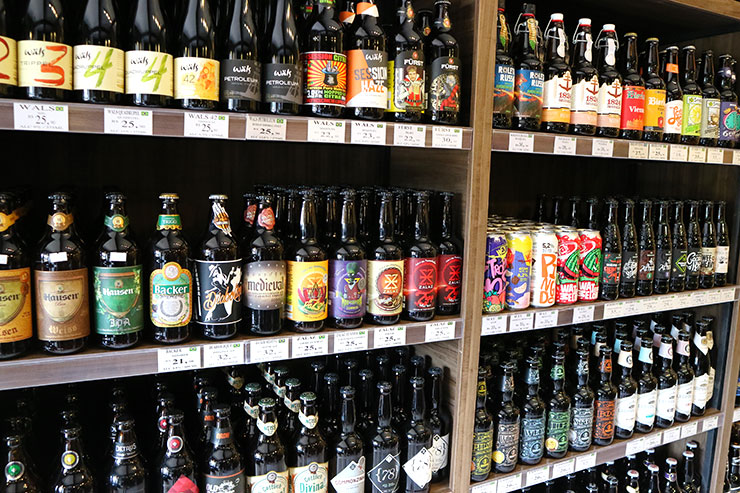Diversas cervejas na loja Arsenal da Cerveja (Foto: Esse Mundo é Nosso)