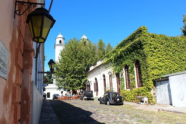 Ruas históricas de Colonia del Sacramento, no Uruguai, em dia ensolarado