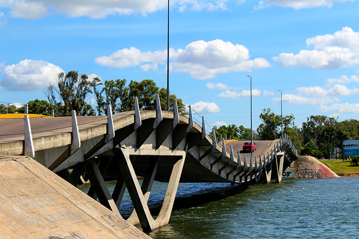 Roteiro de carro no Uruguai - Ponte Ondulada (Foto: Esse Mundo é Nosso)