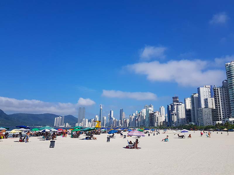 Foto atual de 2022 da faixa de areia da Praia Central de Balneário Camboriú