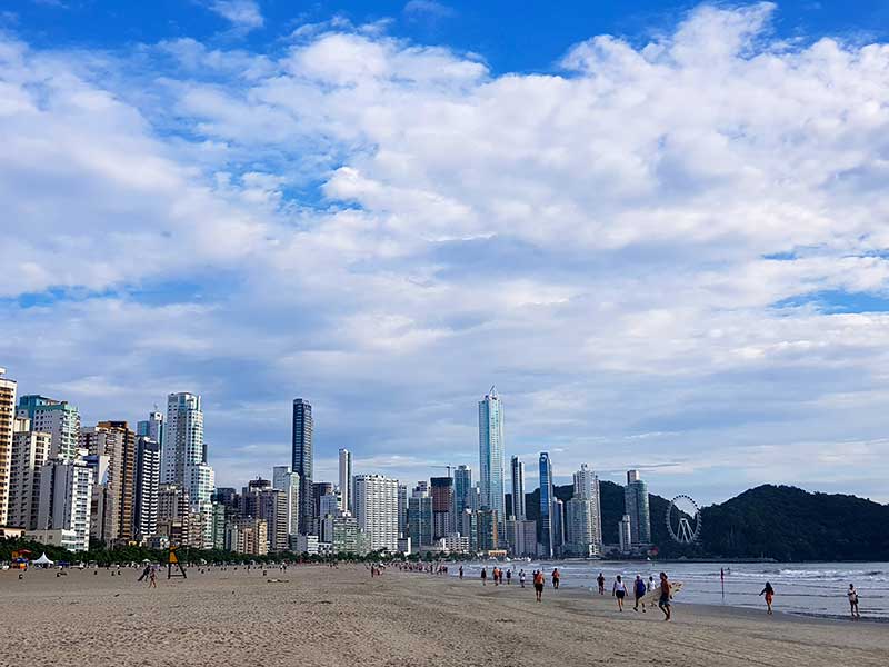 Orla da Praia Central, a principal das praias de Balneário Camboriú