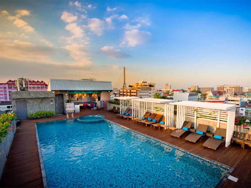 Piscina na cobertura do Nouvo City Hotel em Bangkok