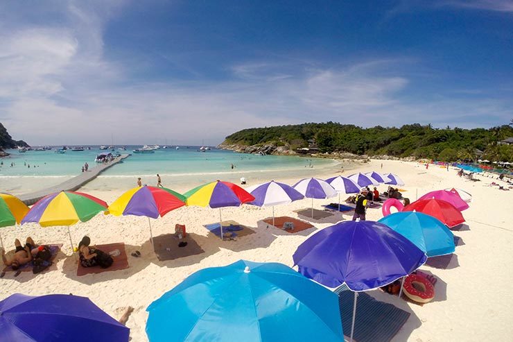 Raya Island, uma das melhores praias de Phuket, na Tailândia (Foto: Esse Mundo É Nosso)