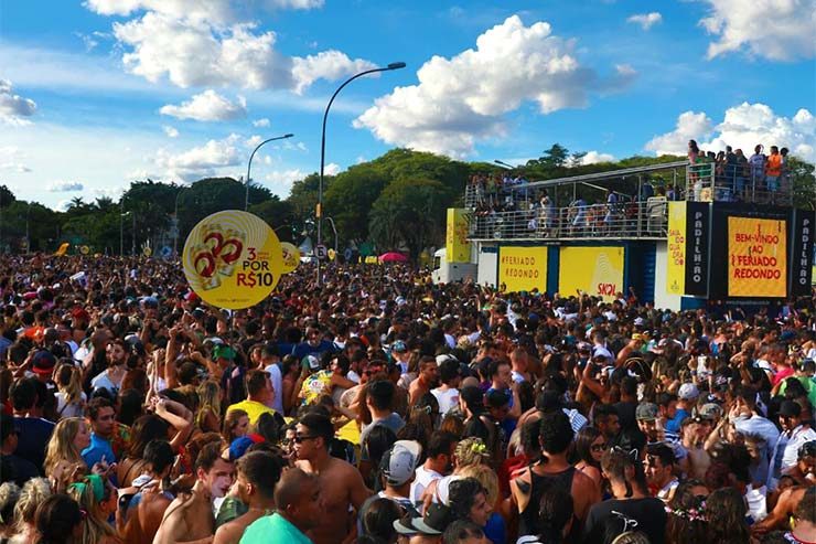 Carnaval de São Paulo terá montanha-russa na rua e chuveirão de glitter (Foto: Divulgação/Skol)
