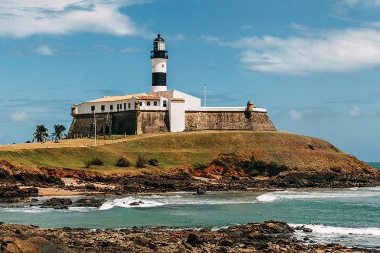 O que fazer numa parada de navio em Salvador - Farol da Barra (Foto via Shutterstock)