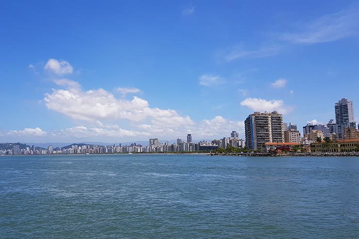 Vista de Santos com mar e prédios