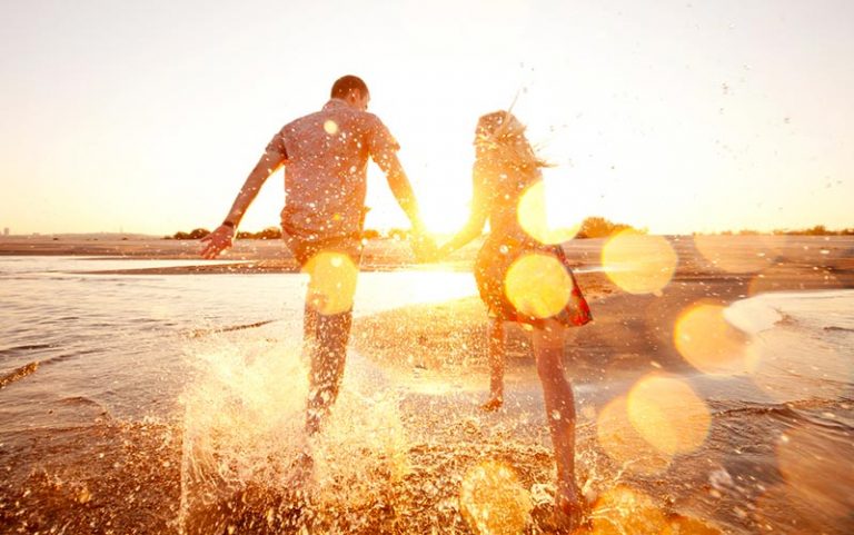 Por que neurocientistas recomendam que você vá mais à praia? (Foto via Shutterstock)