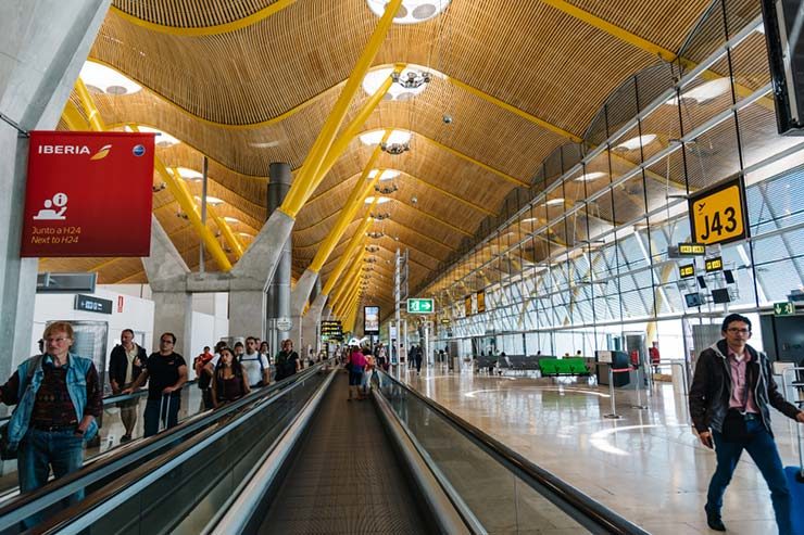 Como é a imigração na Espanha no aeroporto de Madrid (Foto via Shutterstock)