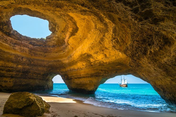 Melhores praias do Algarve, Portugal - Praia de Benagil (Foto via Shutterstock)