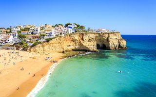 Melhores praias do Algarve, Portugal - Praia do Carvoeiro (Foto via Shutterstock)
