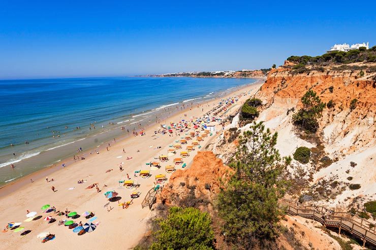Melhores praias do Algarve, Portugal - Praia da Falésia (Foto via Shutterstock)