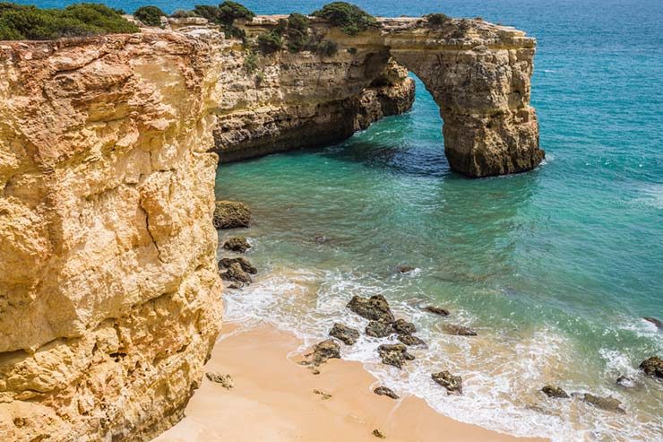 Melhores praias do Algarve, Portugal - Praia de Albandeira (Foto via Shutterstock)
