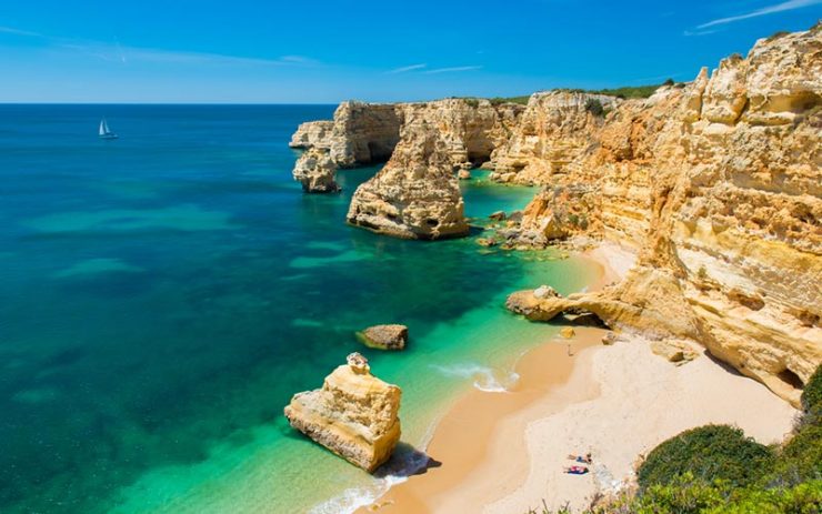 Roteiro no Algarve, Portugal - Praia da Marinha (Foto via Shutterstock)
