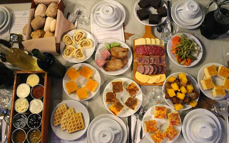 Gramado e Canela: Mesa do Coelho Café Colonial com bolos, pães, geleias e frios (Foto: Esse Mundo é Nosso)