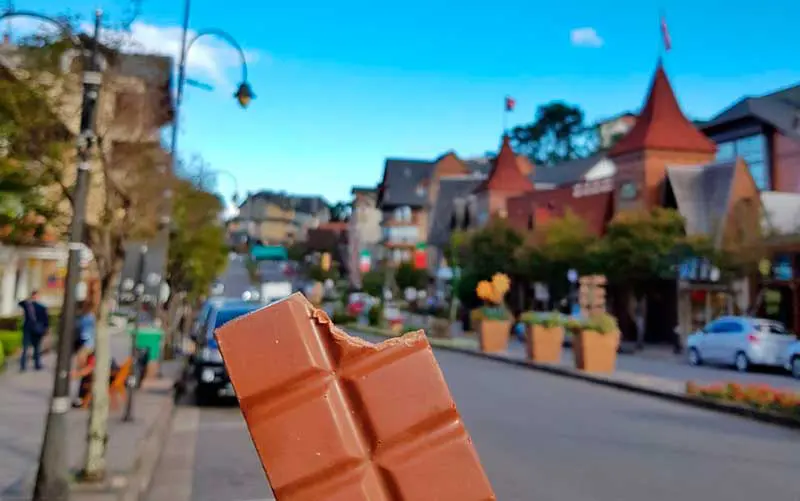 Gramado e Canela: Chocolate mordido no centro de Gramado (Foto: Esse Mundo é Nosso)