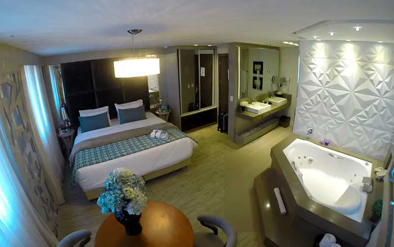 Quarto do Hotel Cercano com cama de casal e banheira de hidromassagem (Foto: Esse Mundo é Nosso)