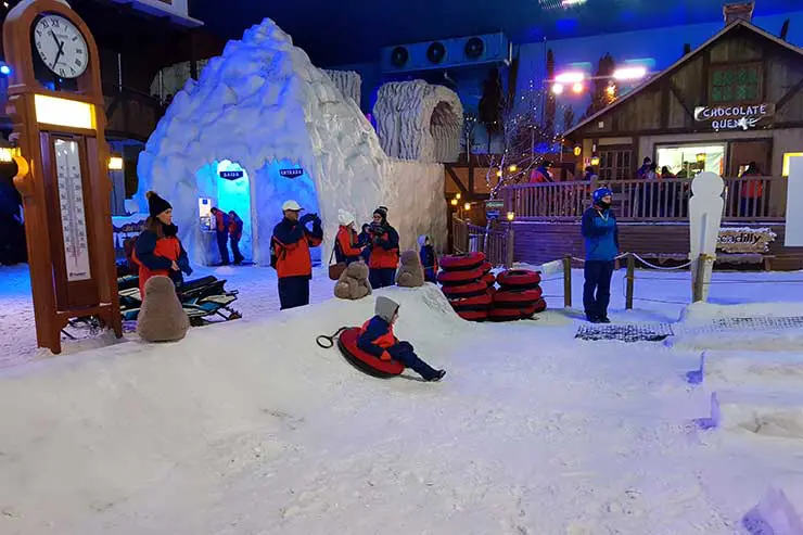 Pessoas brincam na neve artificial no Snowland (Foto: Esse Mundo é Nosso)