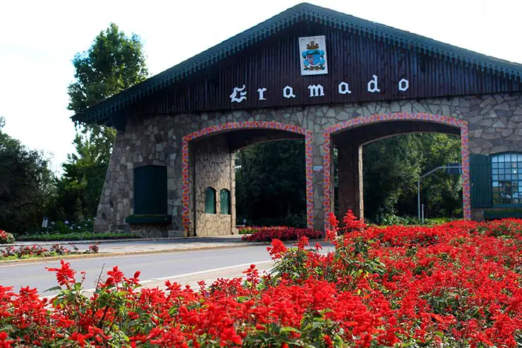 Gramado e Canela: Pórtico de Gramado com flores vermelhas (Foto: Esse Mundo é Nosso)