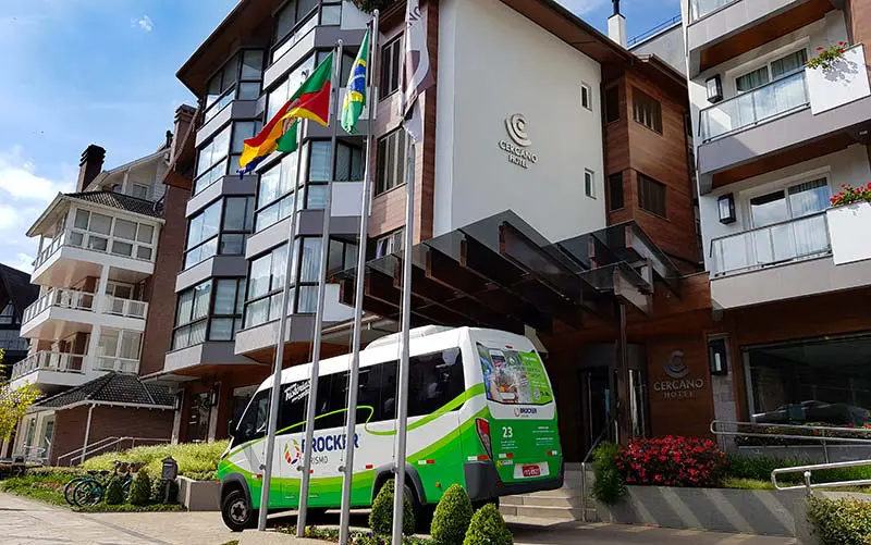 Gramado e Canela: Ônibus da Brocker Turismo em frente ao hotel Cercano (Foto: Esse Mundo é Nosso)