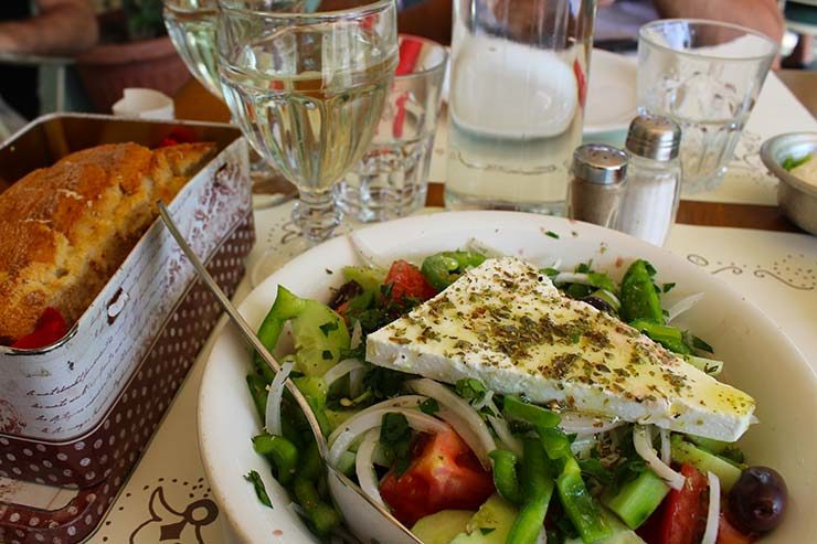 O que fazer em Atenas, Grécia - Salada Grega (Foto: Esse Mundo É Nosso)