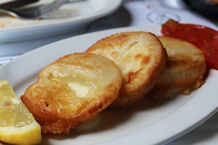 Típicos pratos gregos - Saganaki (Foto: Esse Mundo É Nosso)