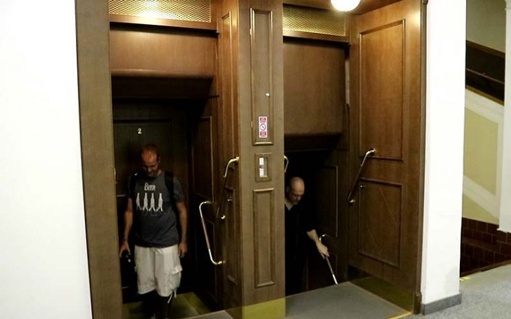 O elevador de Praga que não para nunca (Foto: Esse Mundo É Nosso)