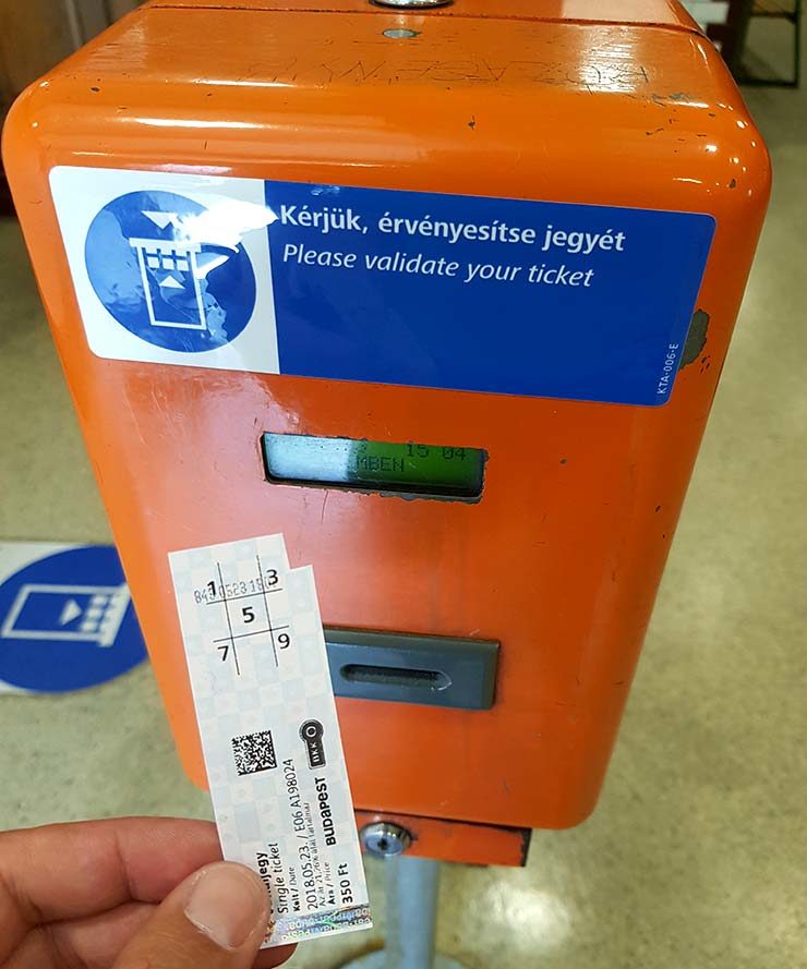 Dicas de Budapeste, Hungria - Caixa para validar bilhetes no transporte (Foto: Esse Mundo É Nosso)