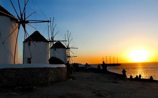 Moinhos em Mykonos durante pôr do sol