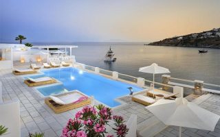 Piscina de hotel em Mykonos, Grécia, em frente ao mar