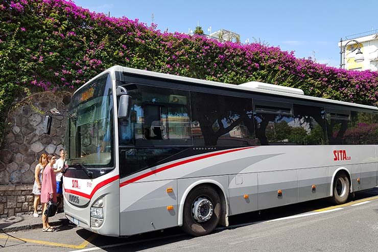 Costa Amalfitana de ônibus, na Itália (Foto: Esse Mundo É Nosso)