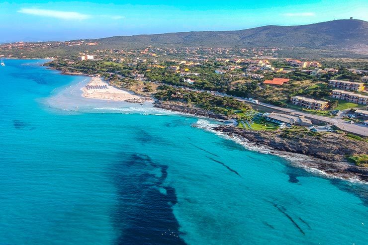 Praia La Pelosa, Itália (Foto Por BNFWork via Shutterstock)