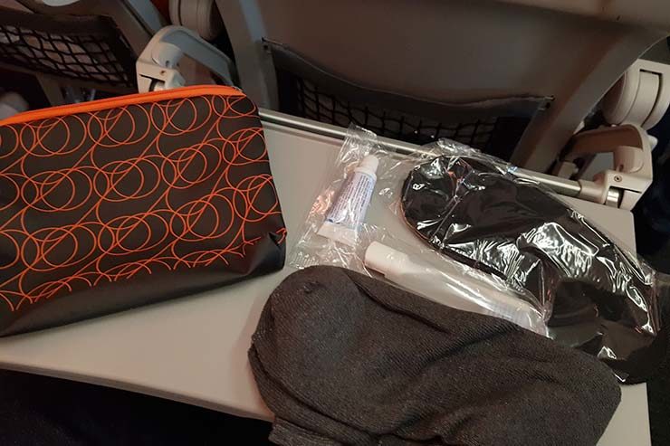 Como é voar com a GOL para Quito - Kit de higiene da Premium Economy (Foto: Esse Mundo É Nosso)