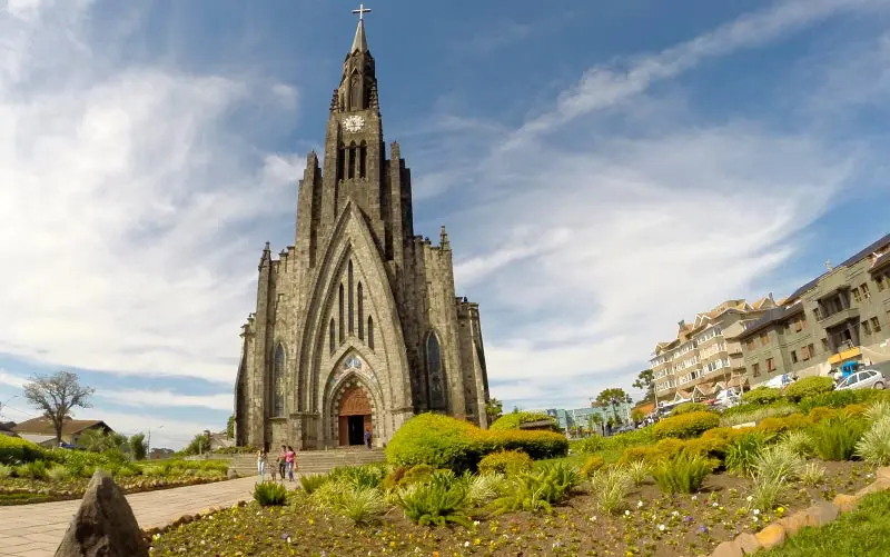 Onde ficar em Canela: Catedral de Pedra em um dia céu azul e algumas nuvens (Foto: Esse Mundo é Nosso)