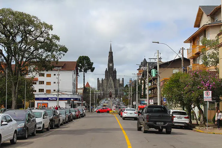 Avenida que leva até a Catedral de Pedra em Canela em um dia com nuvens (Foto: Esse Mundo é Nosso)