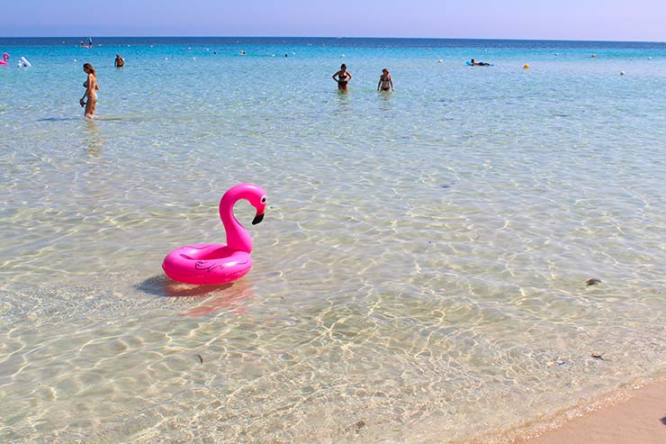 Inflável de flamingo na praia de San Vito lo Capo