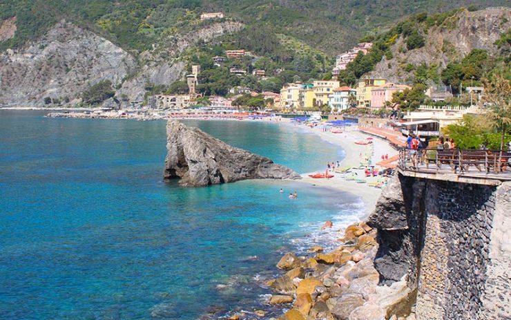 Vista de Monterosso al Mare a partir de uma trilha, dica do que fazer em Cinque Terre