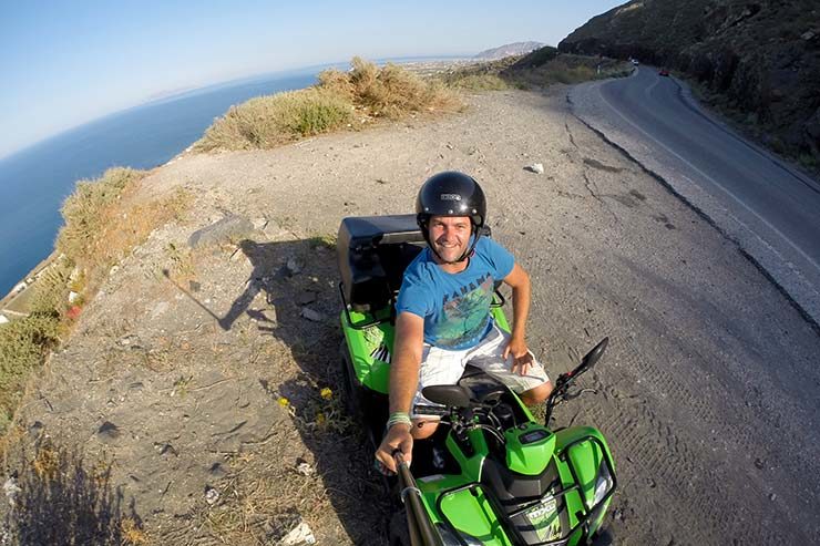De quadriciclo em Santorini (Foto: Esse Mundo É Nosso)