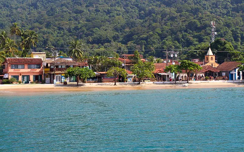 Vista do mar da Vila do Abraão, melhor região para se hospedar em Ilha Grande (Foto: Divulgação)