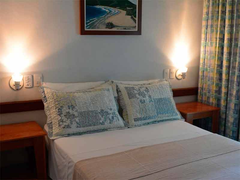 Quarto da pousada Paraíso Ilha Grande, dica de onde ficar em Ilha Grande, com cama de casal e quadro na parede
