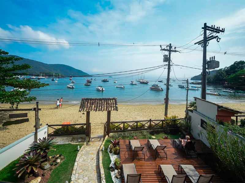 Vista pro mar com barcos da Pousada Caiçara em Ilha Grande